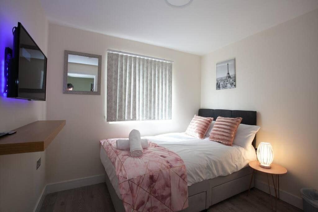 6 Bedroom House 10Min Drive From City Centre แมนเชสเตอร์ ภายนอก รูปภาพ